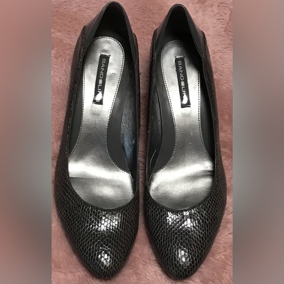 Bandolino Shoes - Bandolino Ladies Grey Lizard or Snake print heels Size 8.5M. Good used condition